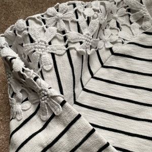 Sweatshirt with lace detail